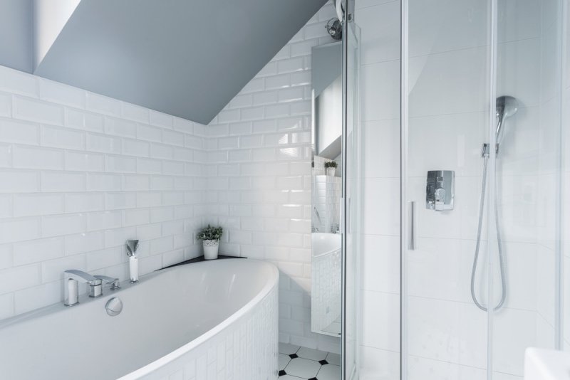 Małe łazienki z prysznicem &#8211; przemyślane rozwiązanie
