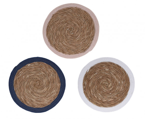 Okrągła mata. Podkładka stołowa pod talerze. Wykonana z plecionych liści pałki szerokolistnej. Średnica 36 cm.