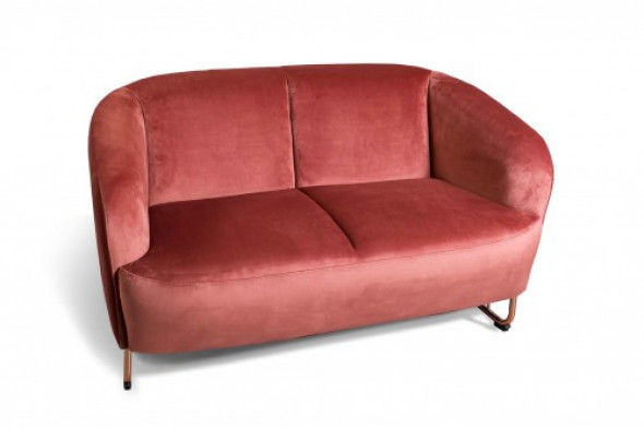 Aksamitna sofa FAM 2 os. Koral, złote nóżki