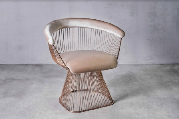 Aksamitny fotel Praslin beżowy podstawa gold rose