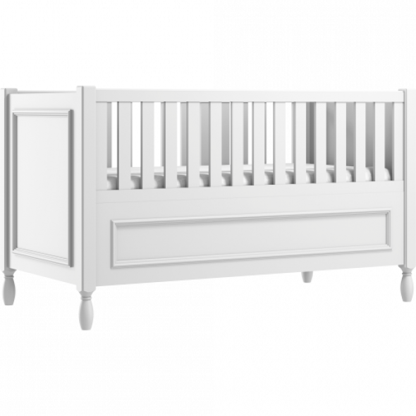 Białe eleganckie łóżeczko dziecięce z ozdobnymi nóżkami i frezowaną ramką