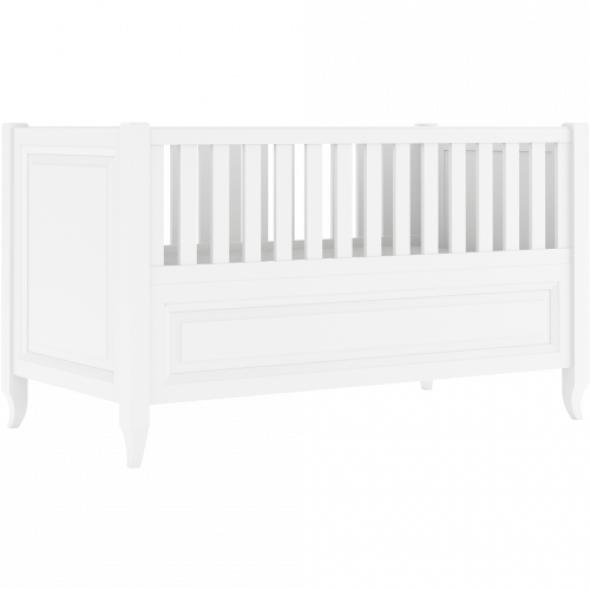 Białe eleganckie łóżeczko dziecięce ze stylizowanymi nóżkami i frezowaną ramką