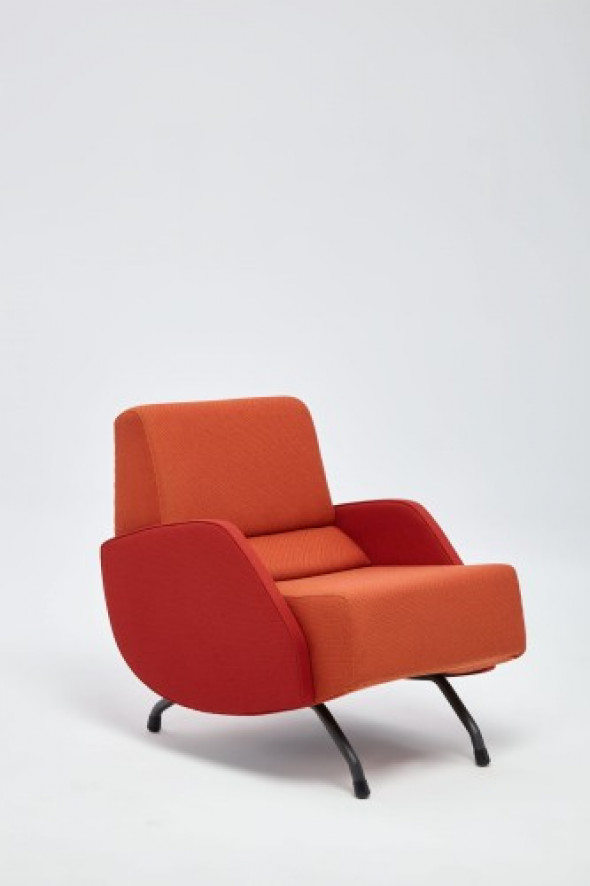 Fotel R360 z tapicerowanymi podłokietnikami