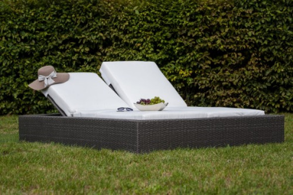 Łóżko ogrodowe z szarego technorattanu poduszki ecru