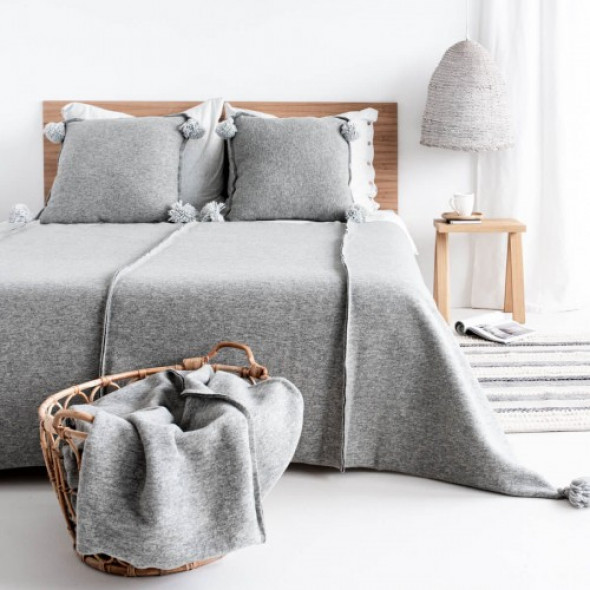 Narzuta wełniana z pomponami jasnoszara