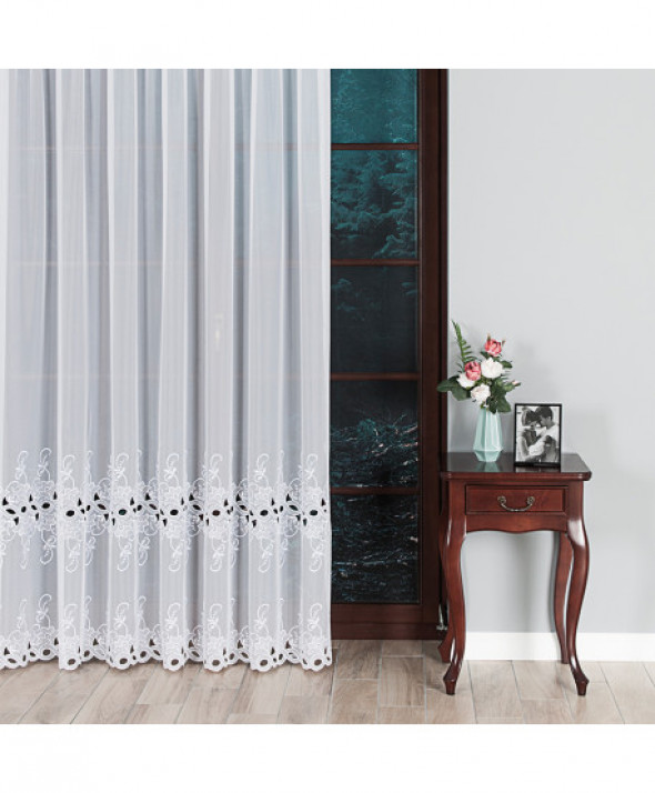 Firanka biała haftowana pasowa 015468 250 cm.