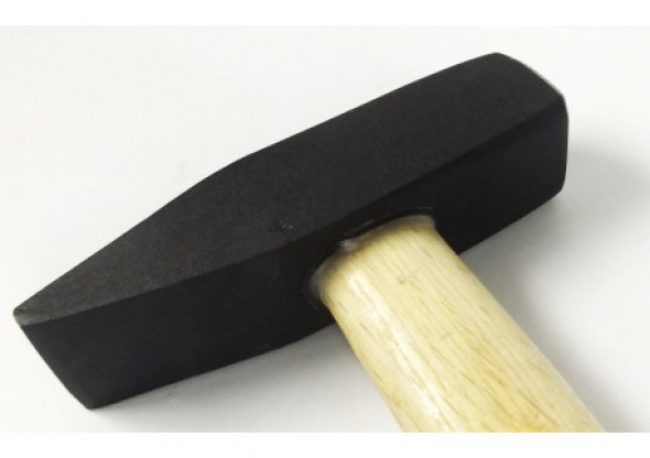 Młotek ślusarski 800 g, trzonek drewniany