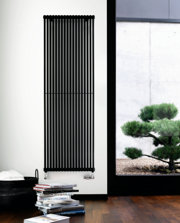 Grzejnik łazienkowy Zehnder Kleo Bar lakierowany z chromowanym uchwytem na ręczniki czarny mat 46,2x180 cm KLPV-180-14/0557