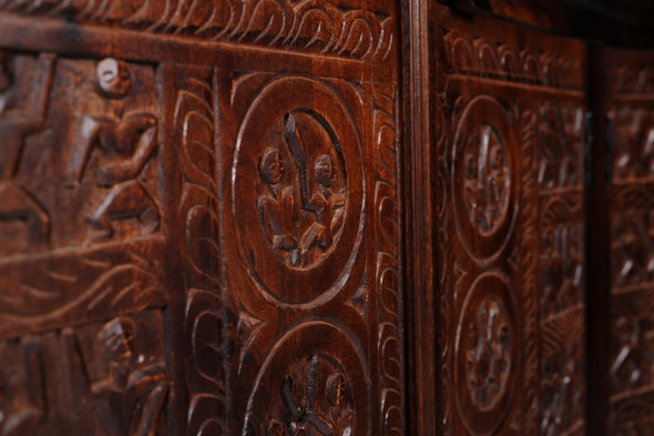 Kolonialna komoda z litego drewna z rzeżbionymi panelem CRVD-01 180 cm - Kolekcja Carved