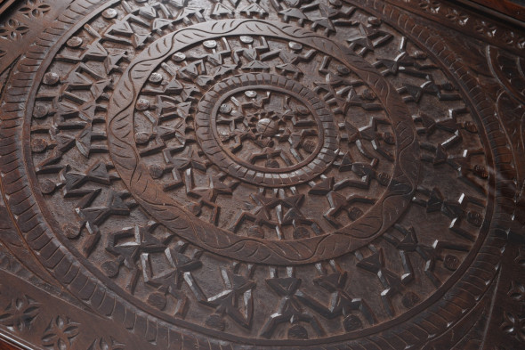 Stolik kawowy z rzeźbionym blatem CRVD-02-110cm-Kolekcja Carved