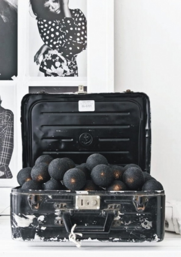 Cotton Ball Lights z czarnych kul