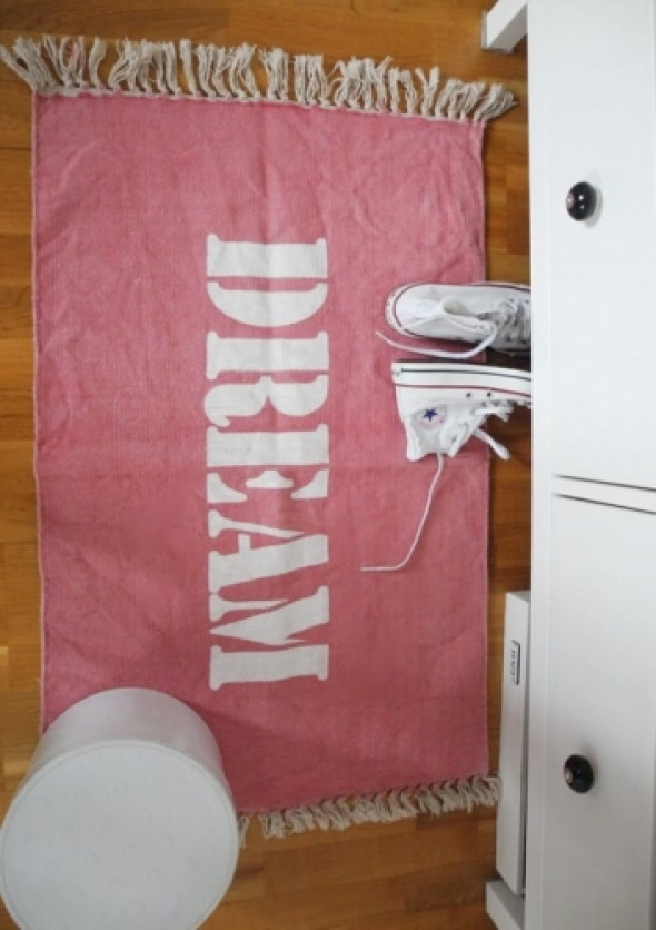 Dywanik w kolorze różowym z napisem DREAM (ostatni)