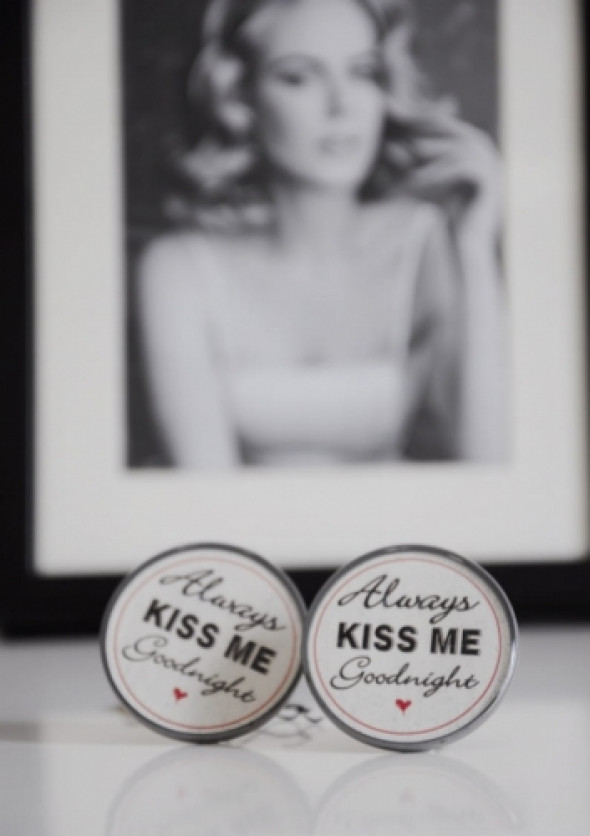 Gałka meblowa z npisem KISS ME