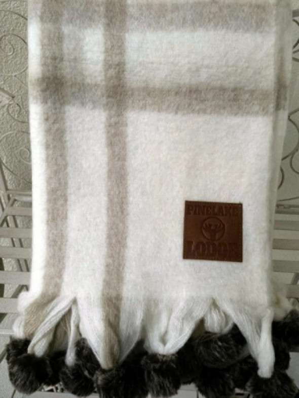 Koc z futrzanymi pomponami PINELAKE LODGE