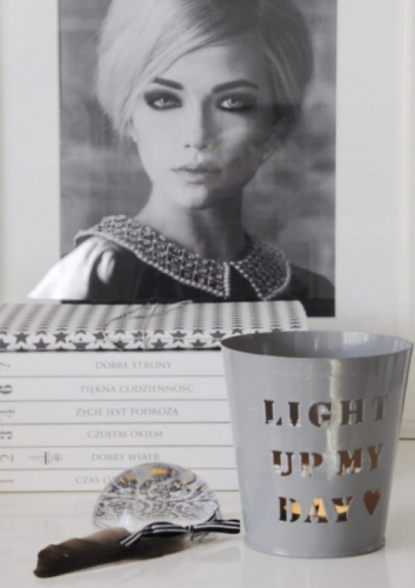 Lampion szary z wyciętym tekstem ANTIC GREY