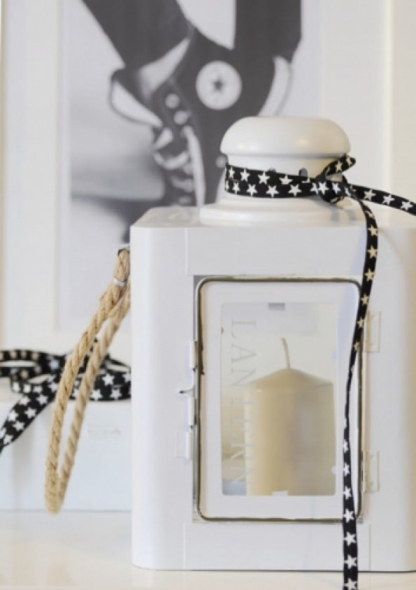 Latarnia biała metalowa z napisem LANTERN