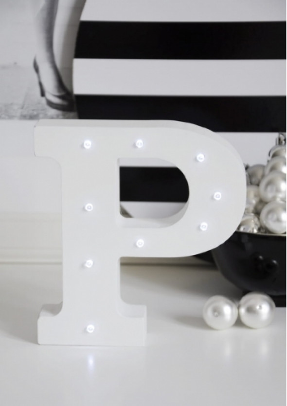 Litery z tworzywa z żarówkami LED
