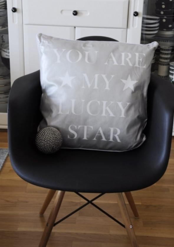 Poduszka srebrna z napisami LUCKY STAR