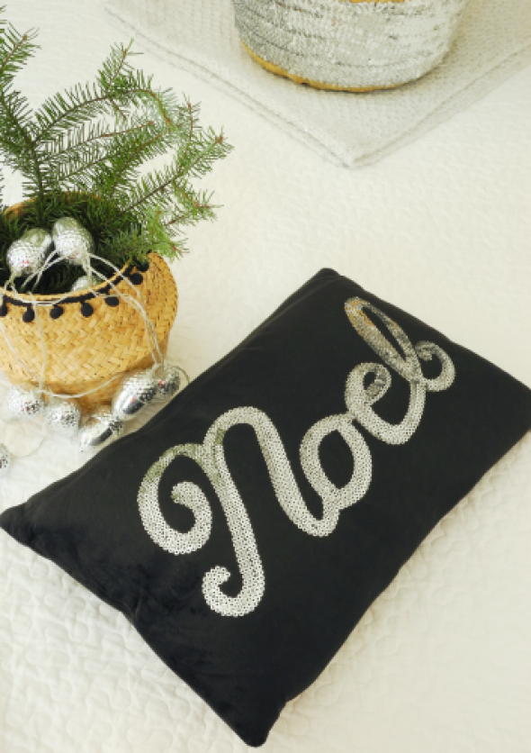 Poduszka świąteczna czarna z napisem NOEL (ostatnia)