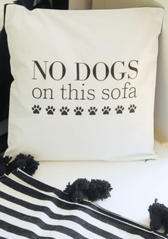 Poszewka biała z czarnym napisem NO DOGS