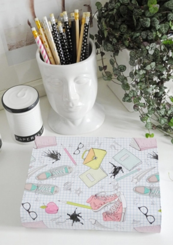 Pudełko dekoracyjne w kształcie książki TIN