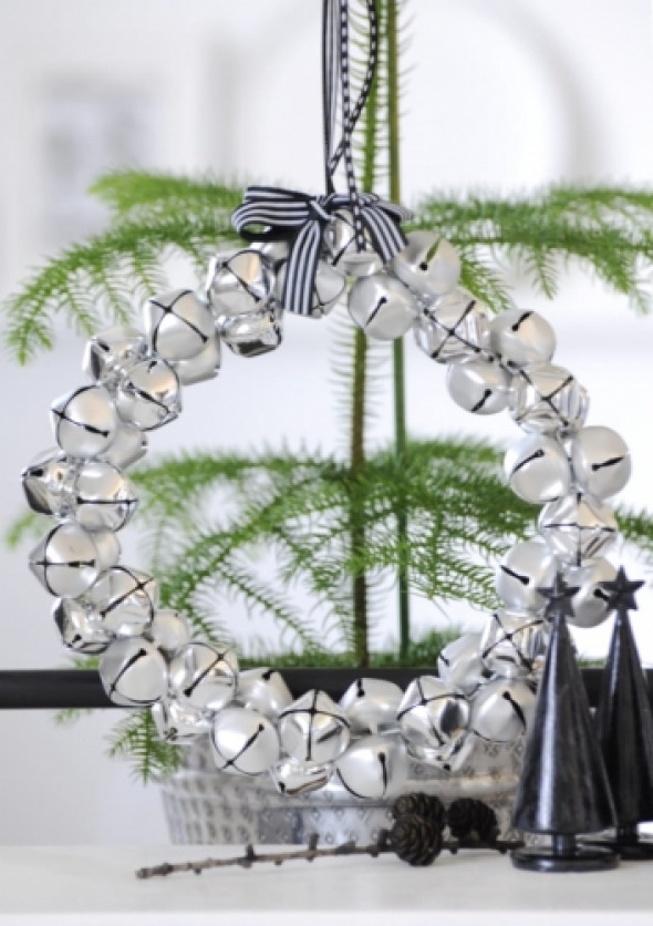 Świąteczny wianek ze srebrnych dzwonków SILVER