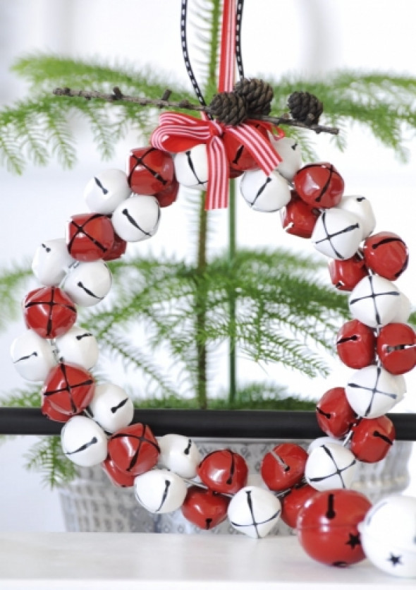 Wianek świąteczny z dzwonków białych i czerwonych RED AND WHITE