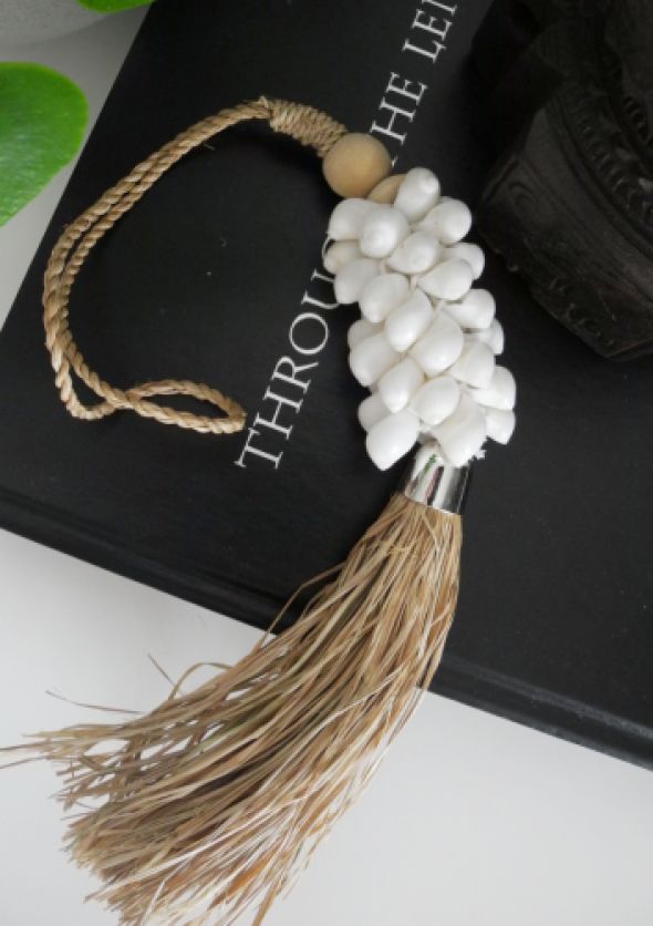 Zawieszka dekoracyjna z białych muszli RAFFIA