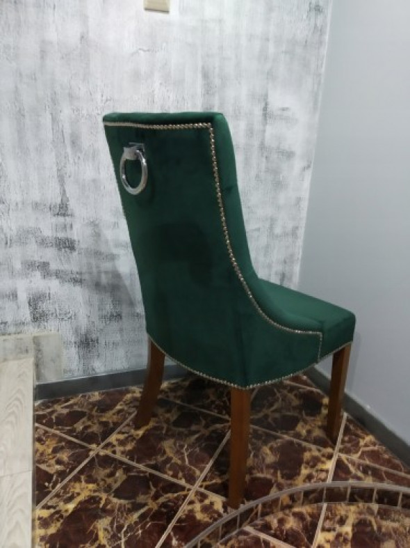 Krzesło tapicerowane pikowane z kołatką