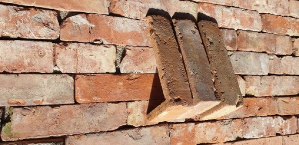 Stara cegła na ścianę - narożnik