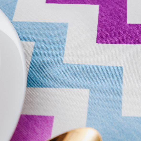 Obrus wodoodporny ZYGZAK - 130x170 cm - ecru/błękit/fiolet