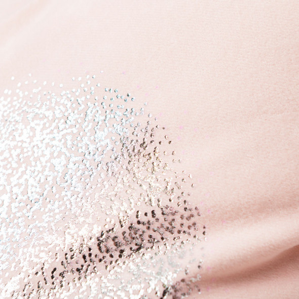 Poszewka dekoracyjna SERCE - 40x40 cm - różowy ze srebrnym zdobieniem