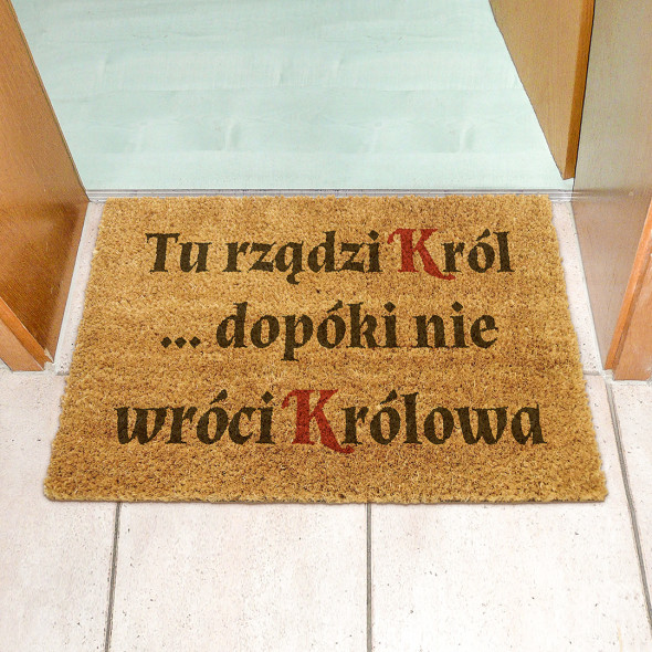 Śmieszne wycieraczki do domu "TU RZĄDZKI KRÓL DOPÓKI NIE WRÓCI KRÓLOWA"