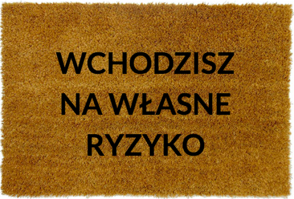 Wycieraczka do domu z napisem WCHODZISZ NA WŁASNE RYZYKO