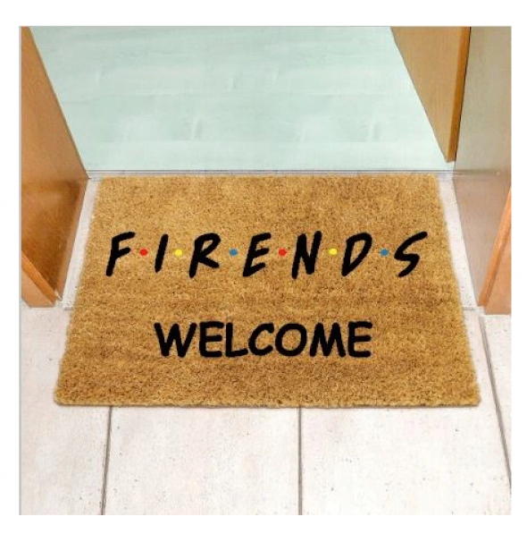 Wycieraczka kokosowa z napisem "FRIENDS WELCOME"