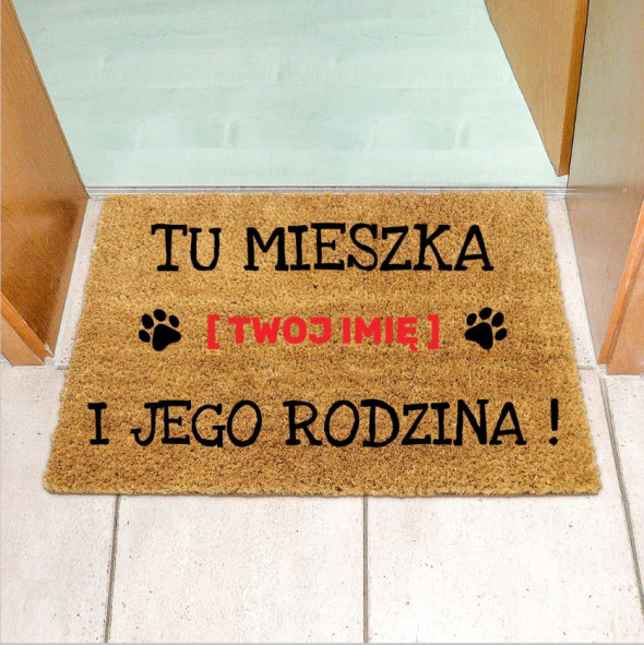 Wycieraczka kokosowa z napisem "TU MIESZKA PIES i JEGO RODZINA"