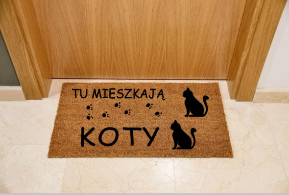 Wycieraczka kokosowa z napisem Tu mieszkają KOTY