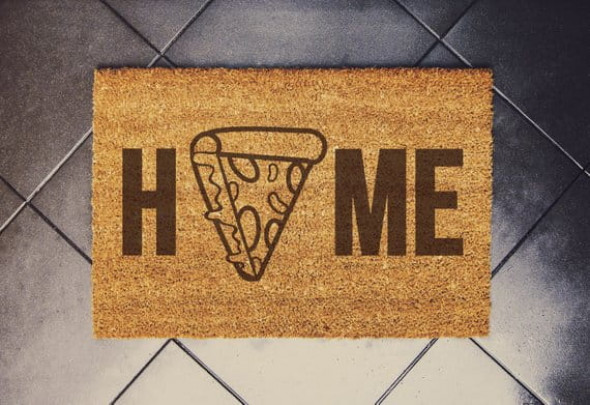 Wycieraczka z napisem "PIZZA HOME"