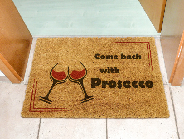 Wycieraczka z napisem WRÓĆ Z WINEM – COME BACK WITH PROSECCO